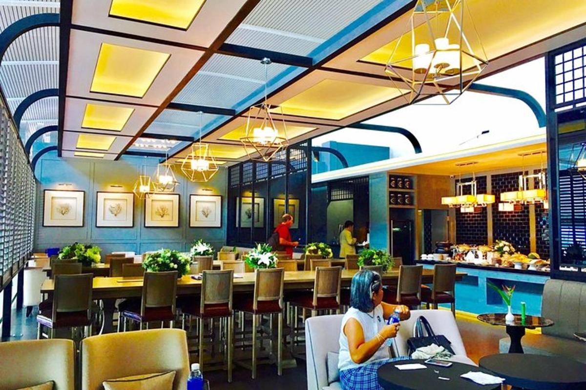 žena sedící u stolu v restauraci