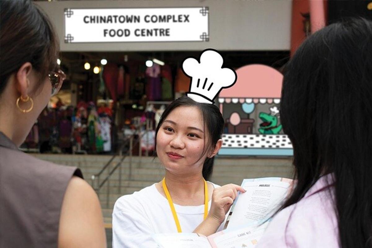 una mujer con un gorro de chef en la cabeza