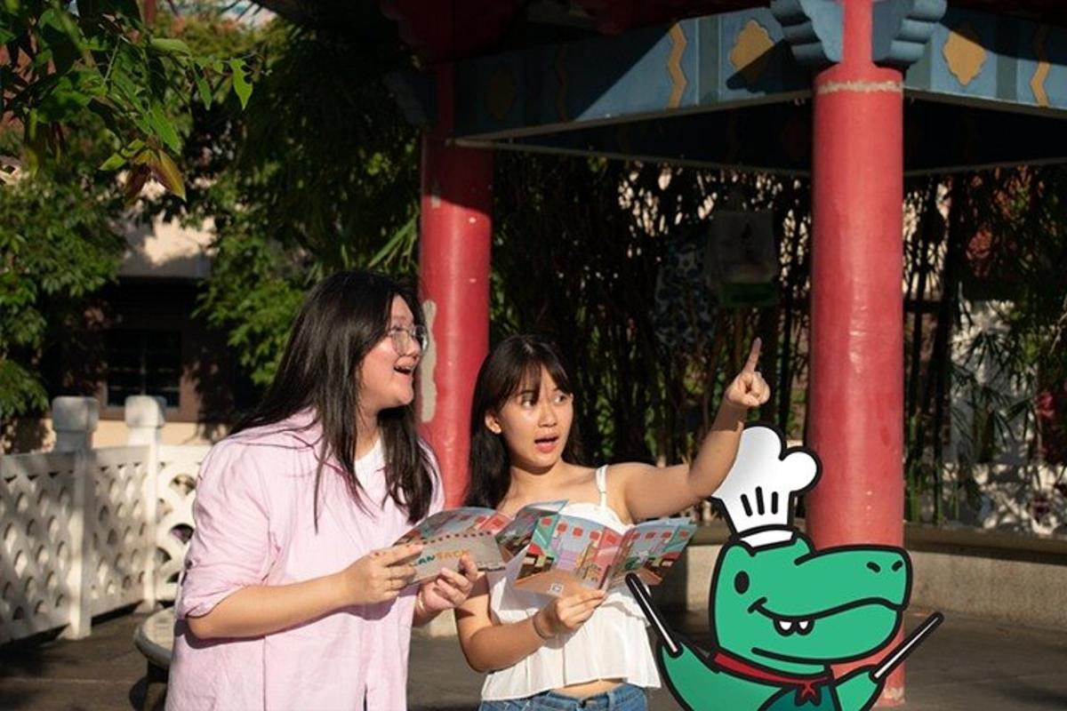 Dos mujeres paradas frente a un parque infantil