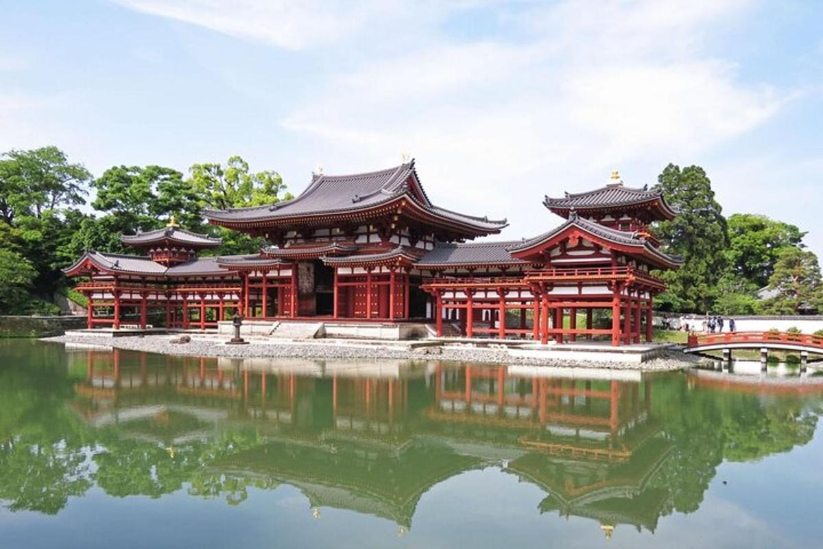 sebuah bangunan dengan pantulan di tasik
