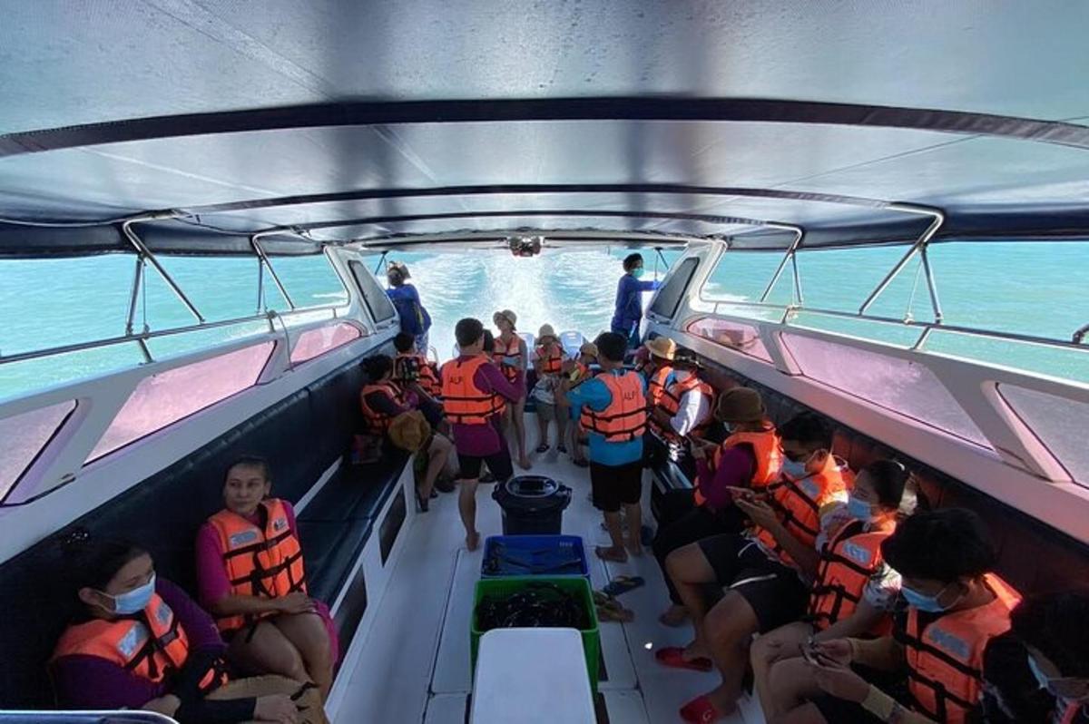 กลุ่มคนอยู่ท้ายเรือ
