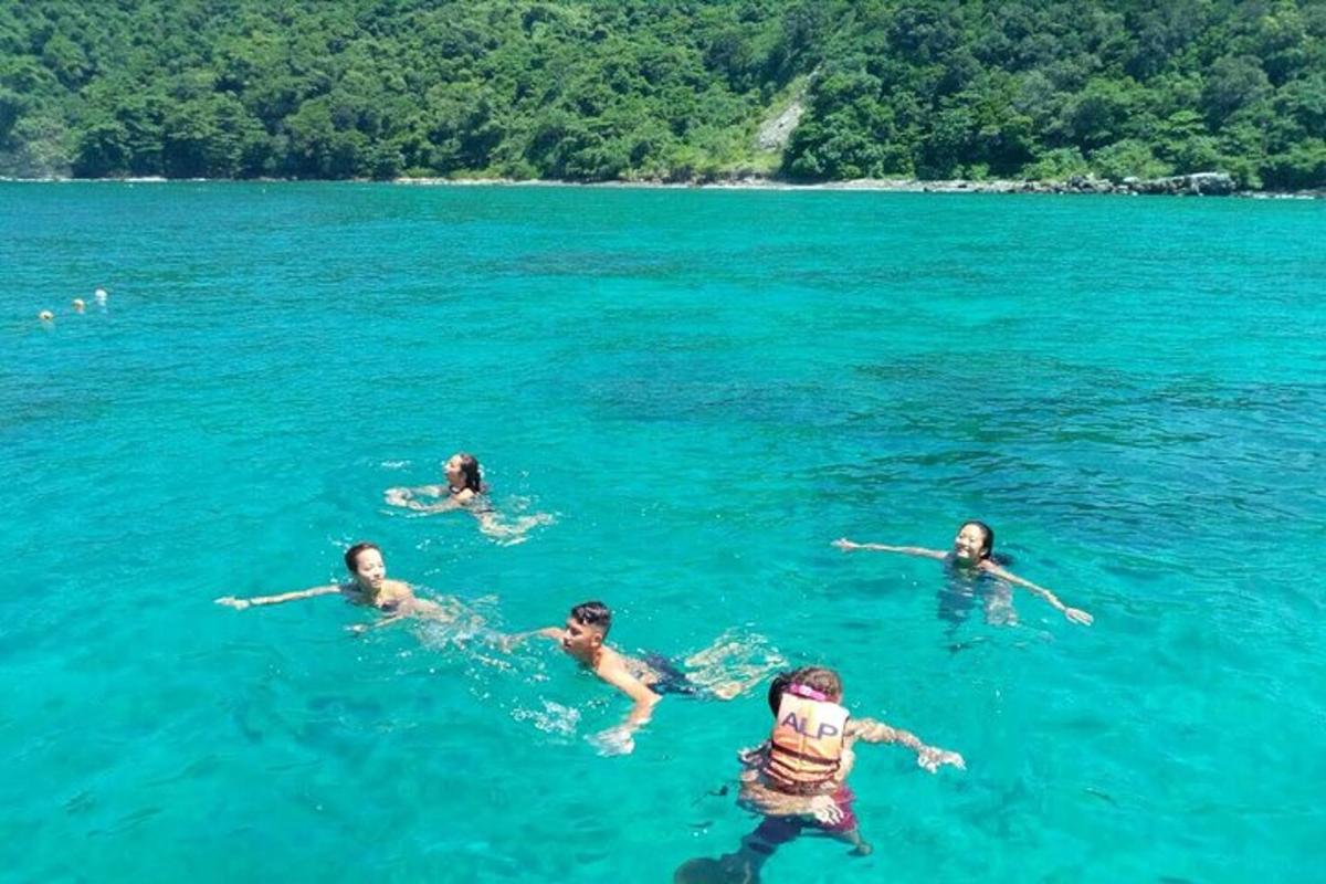 un gruppo di persone che nuotano in uno specchio d'acqua
