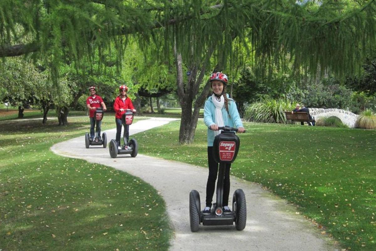 sekumpulan orang menunggang seicycle menyusuri laluan