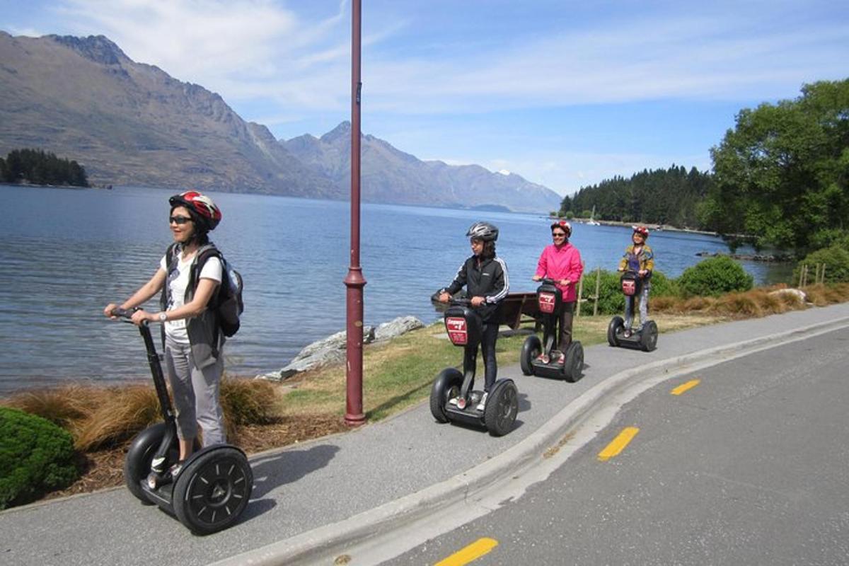 sekumpulan orang yang menaiki segway di jalan raya