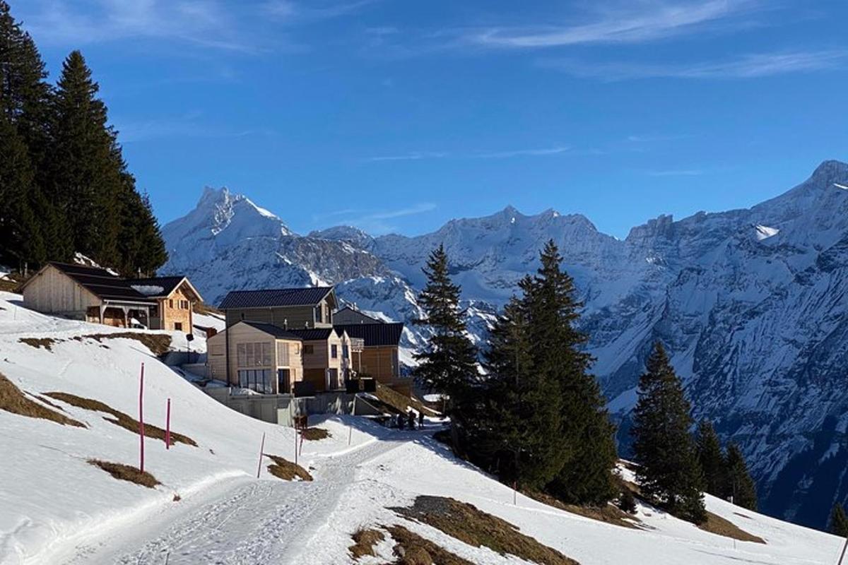 een huis op de top van een met sneeuw bedekte berg