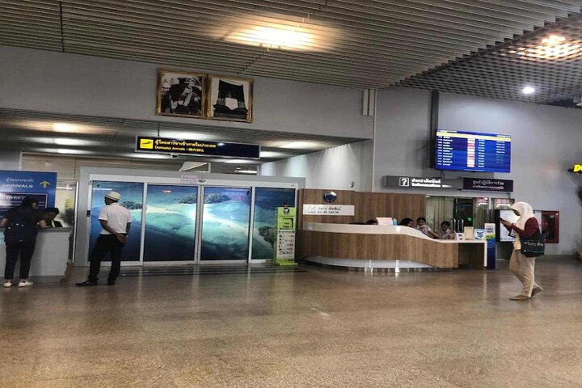 δύο άτομα που στέκονται σε τερματικό σταθμό αεροδρομίου