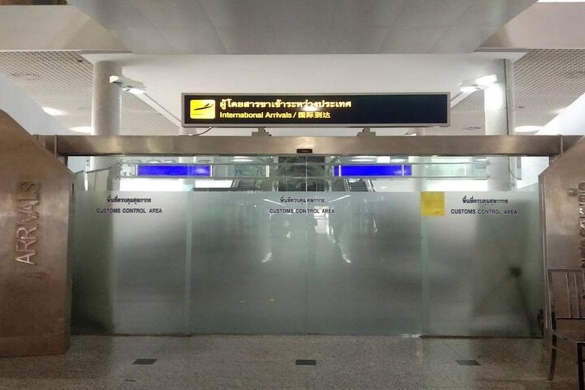 ένας γυάλινος τοίχος σε ένα αεροδρόμιο με μια πινακίδα