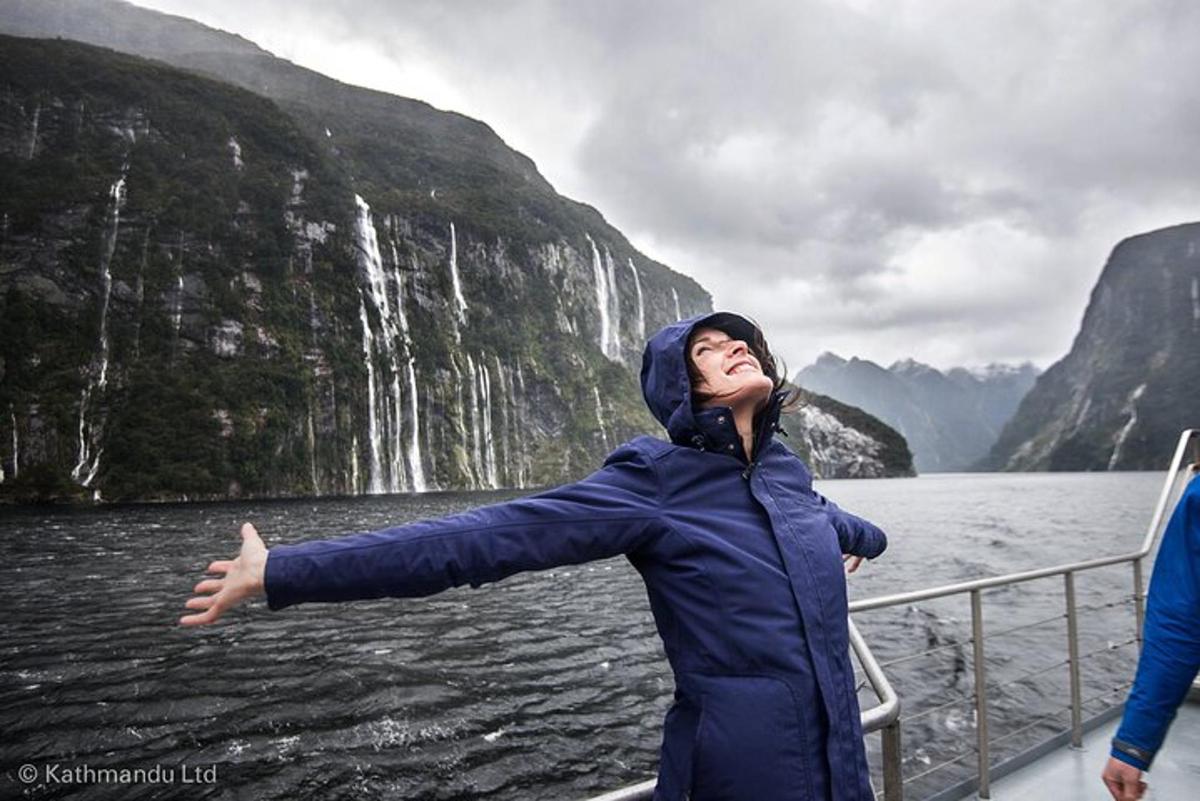 una donna su una barca davanti a una cascata