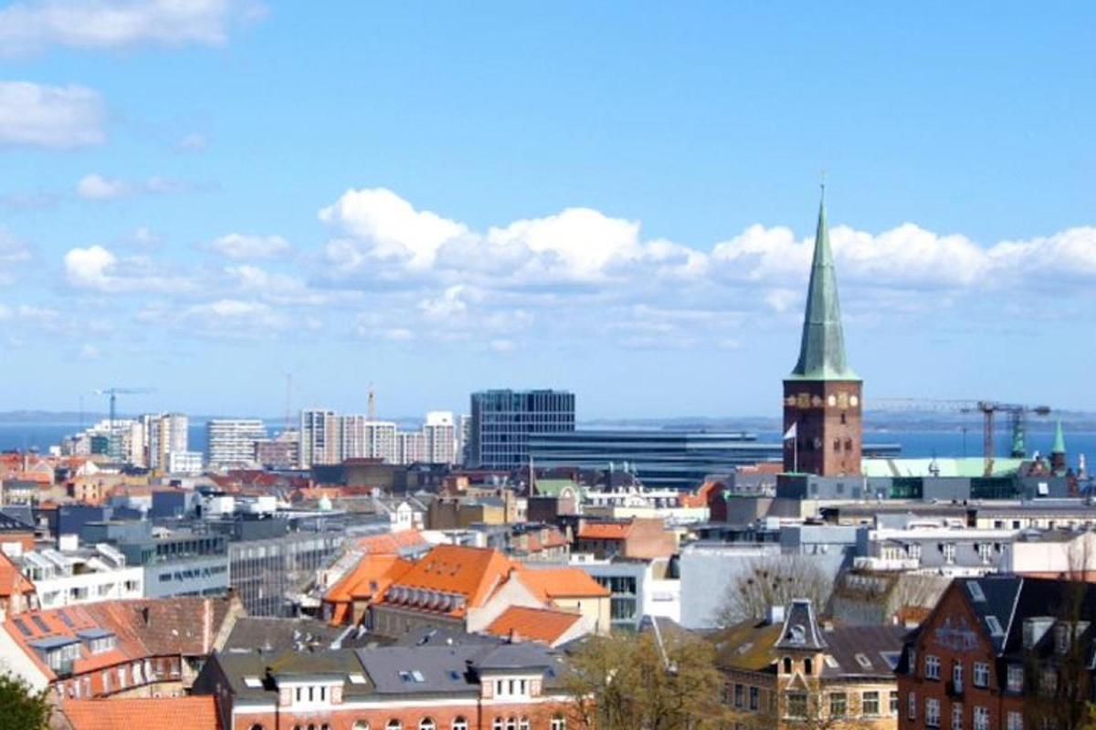 vaade linnale koos kirikutorniga