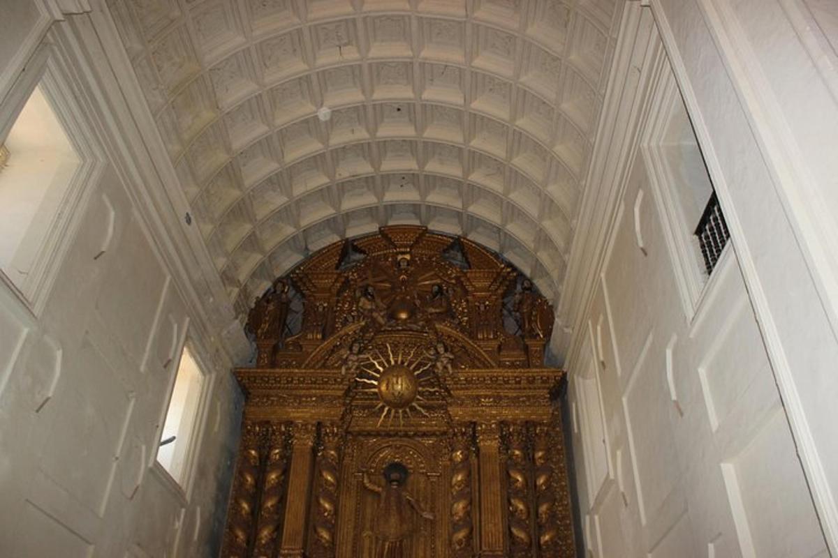 una gran porta de fusta en un edifici amb sostre