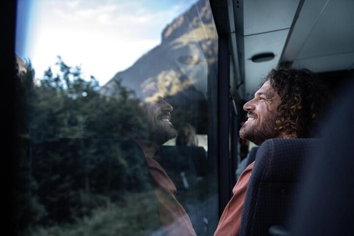 due uomini seduti su un autobus che guardano fuori dal finestrino