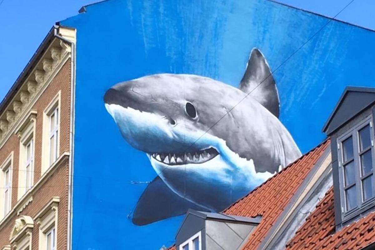 hai seinamaaling hoone küljel