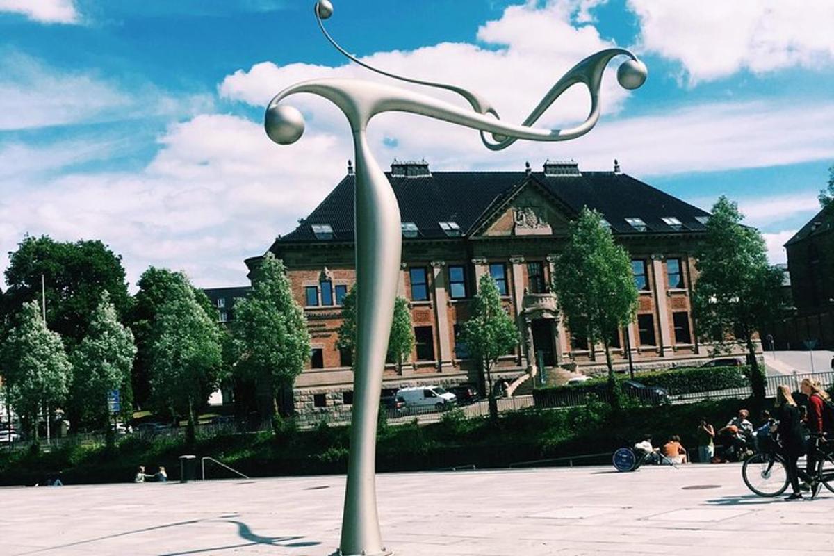 metallskulptuur hoone ees