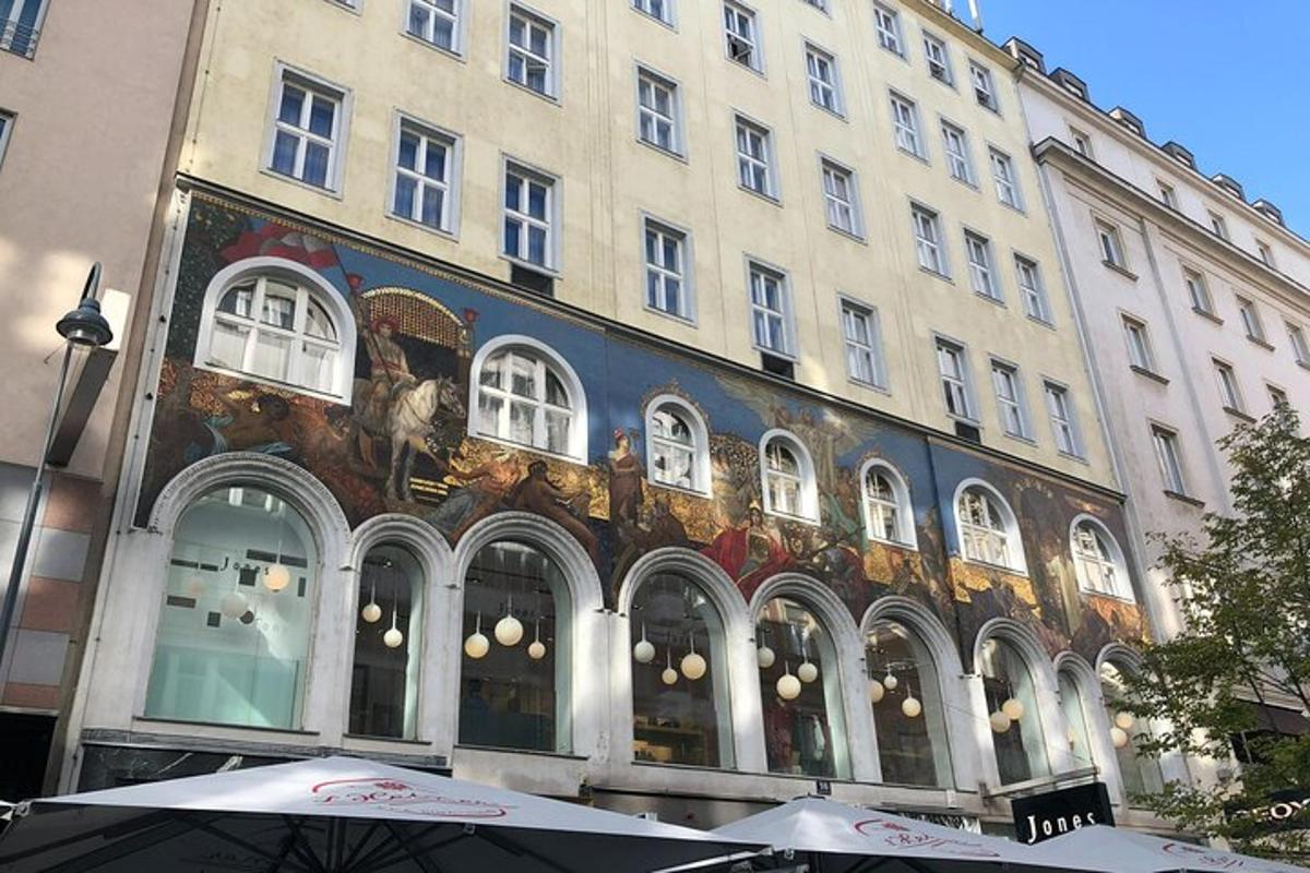 velká budova s deštníky před ní