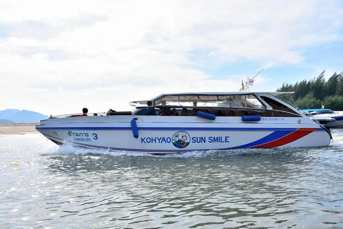 sebuah perahu di air di danau