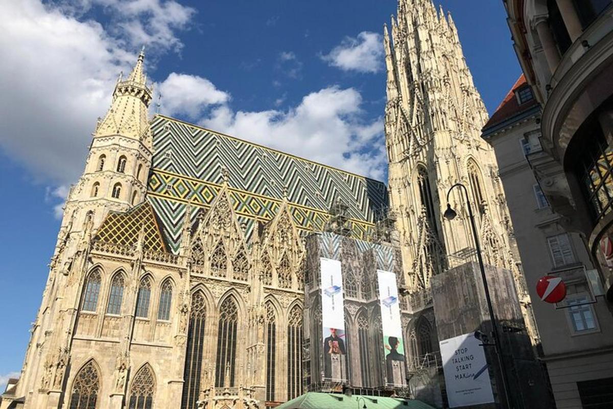 velká katedrála s hodinovou věží a kostelem