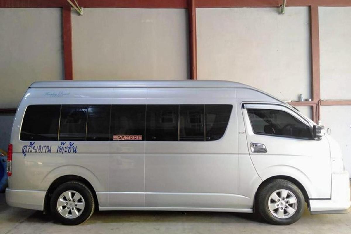 sebuah mobil van putih diparkir di garasi