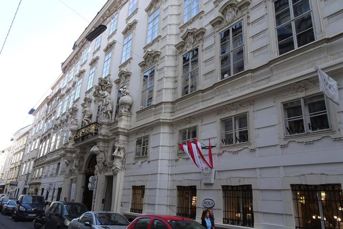 velká bílá budova s auty zaparkovanými před ní
