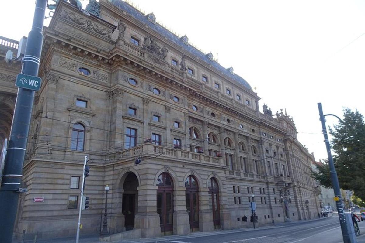 Un gran edificio de piedra en la esquina de una calle.