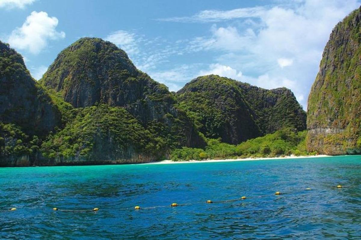 une vue d'une plage depuis un bateau dans l'eau