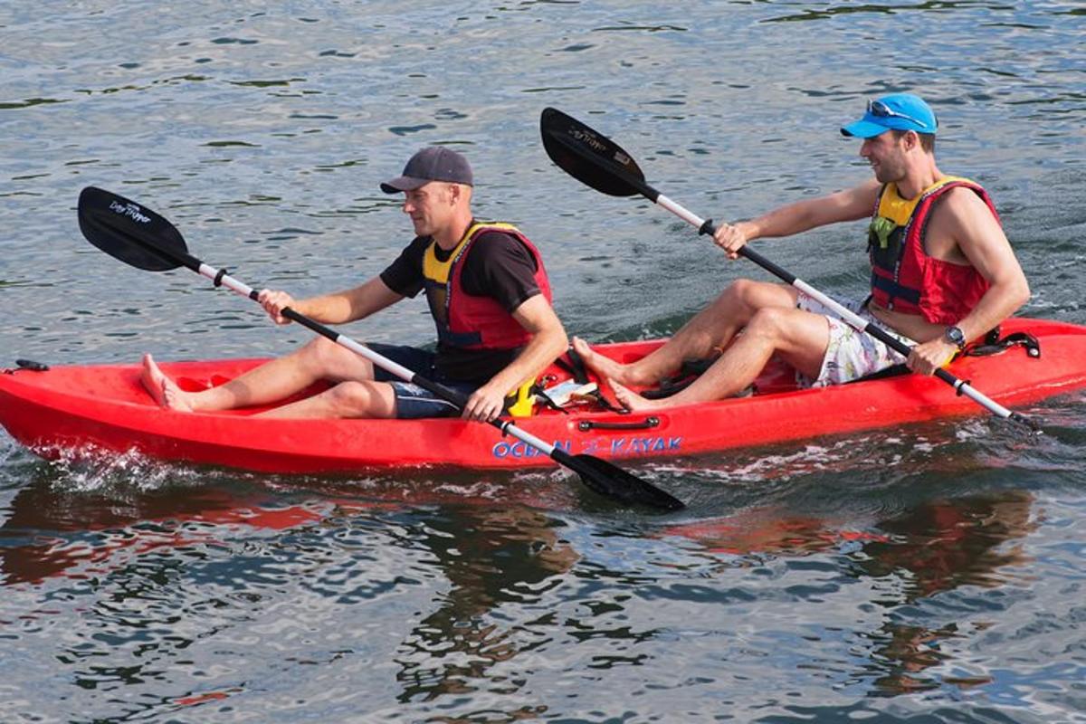 due uomini su un kayak rosso sull'acqua
