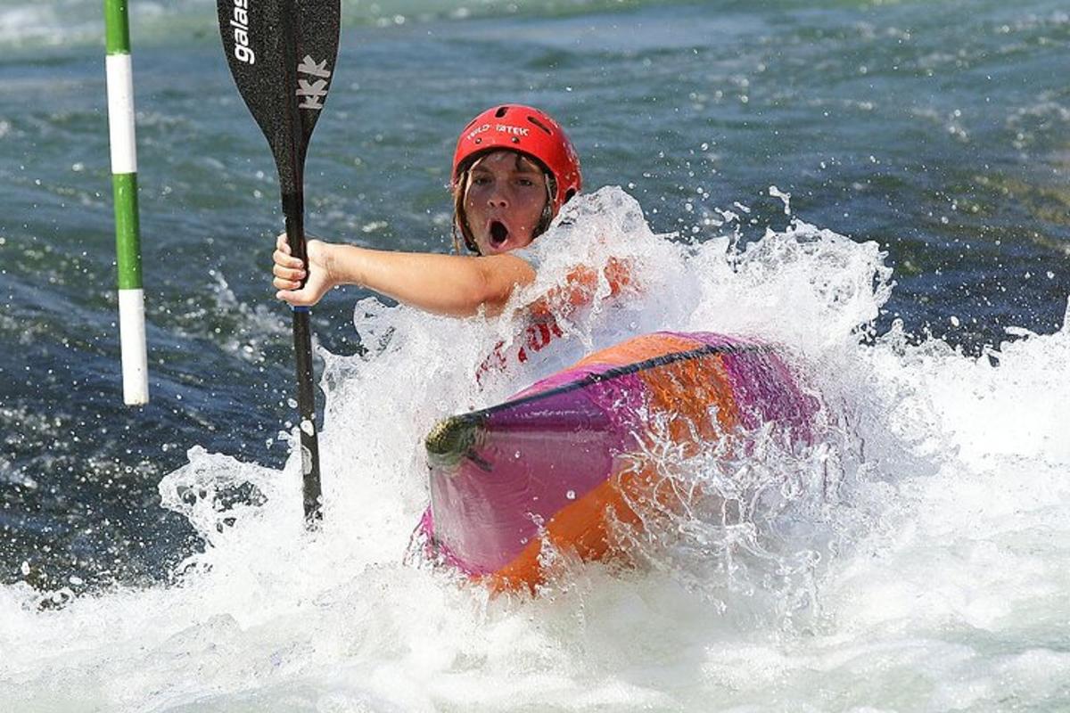 un ragazzo su una tavola da paddle in acqua