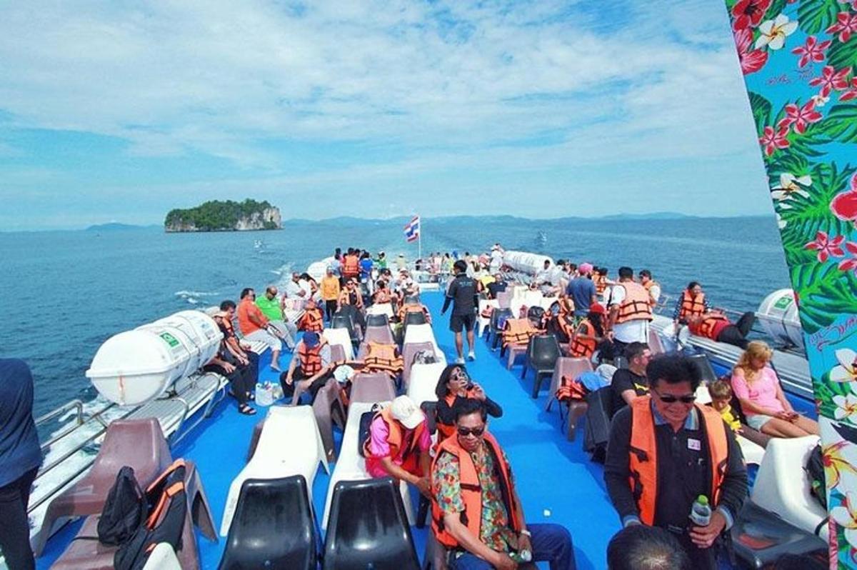 un groupe de personnes sur un bateau dans l'eau