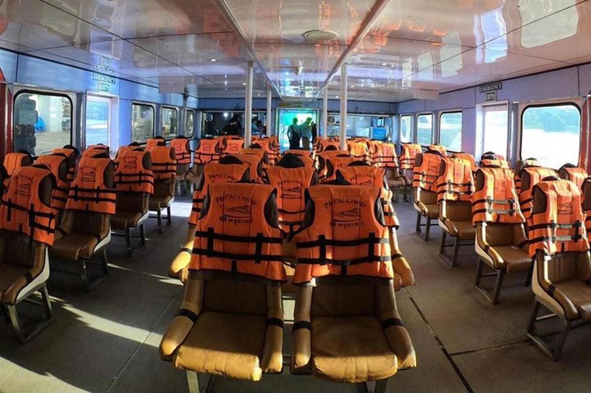un wagon vide avec des sièges orange dessus