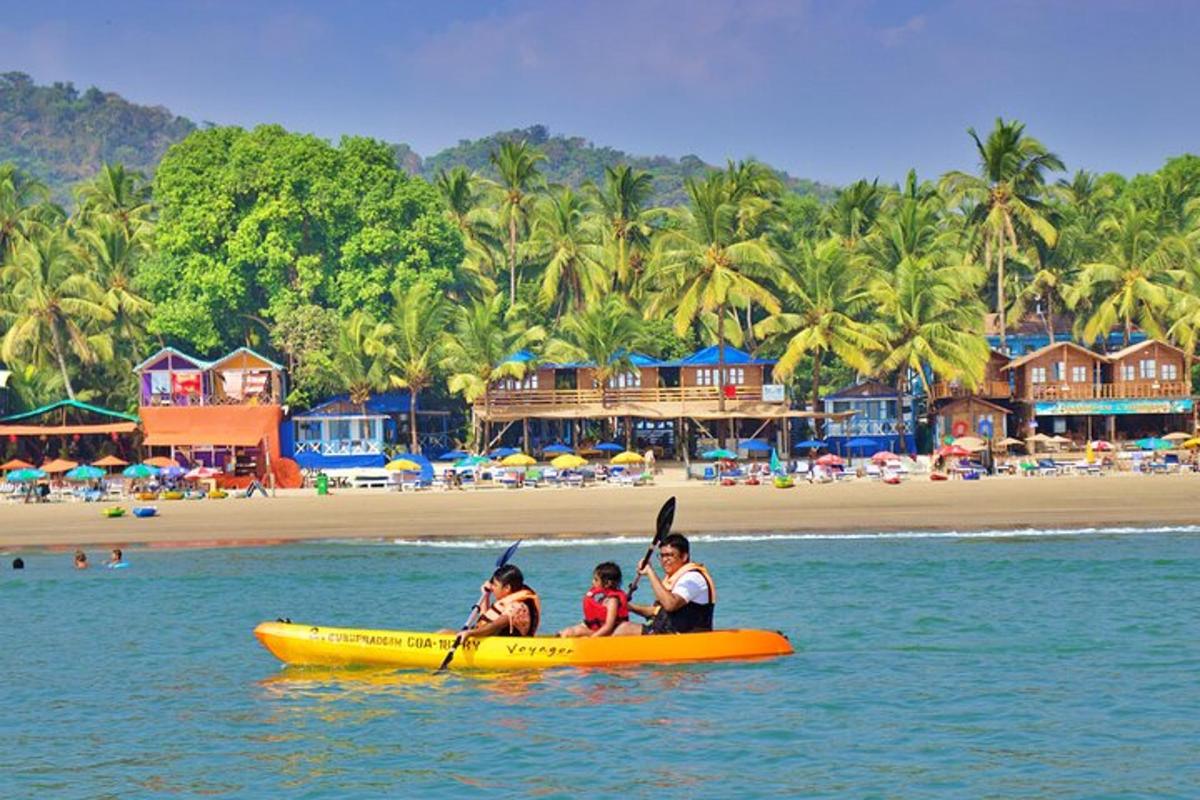 due persone su un kayak giallo su una spiaggia