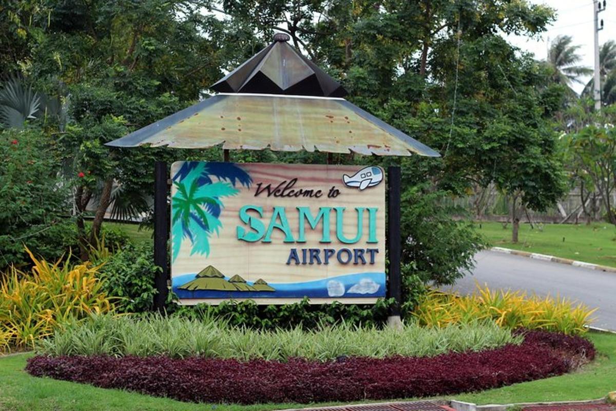 un cartello per un aeroporto di Sammut in un parco