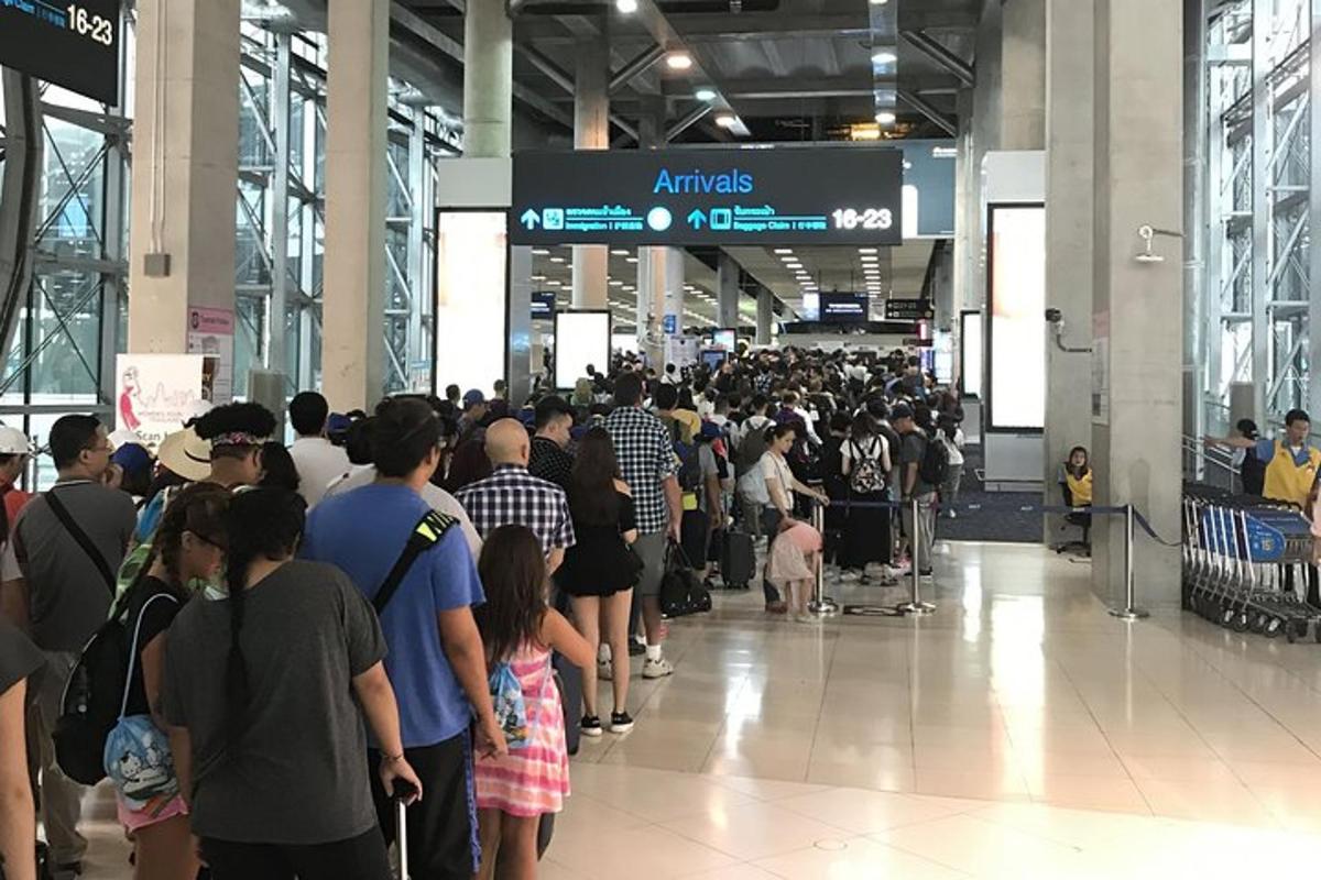 una folla di persone in piedi in un aeroporto
