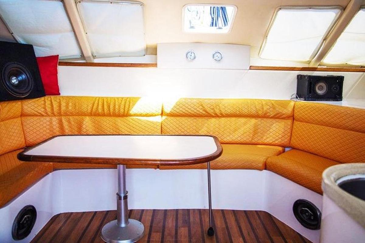 um barco com uma mesa na parte de trás