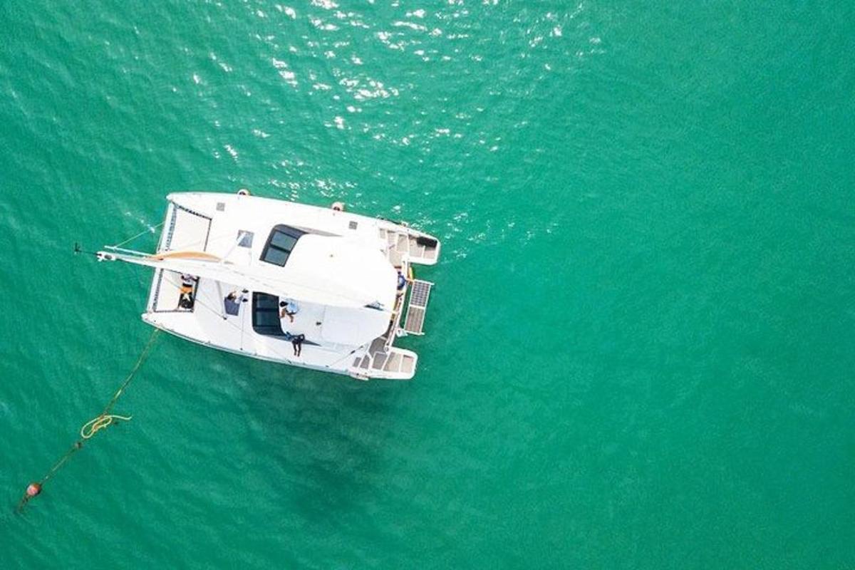 um barco branco no meio da água