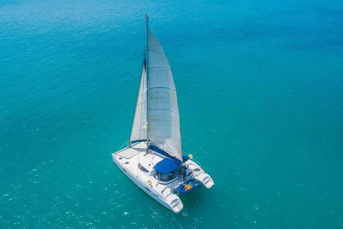 um barco à vela branco flutuando na água