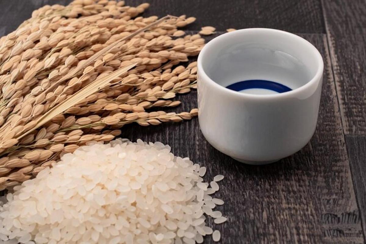 una taza de café junto a un montón de arroz