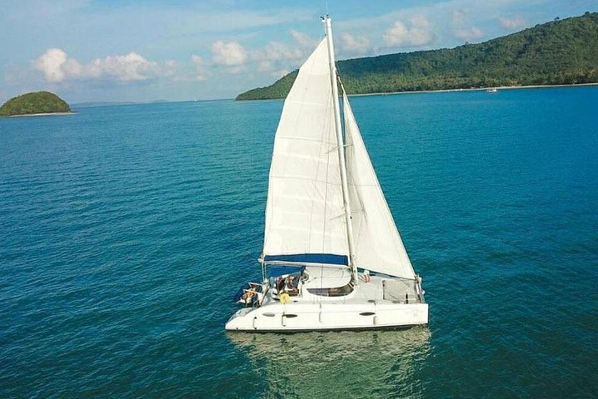 um veleiro branco na água do oceano