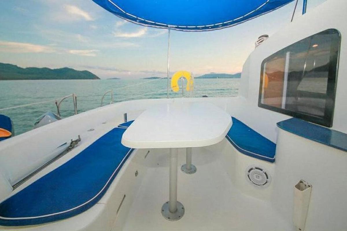 uma mesa na parte de trás de um barco na água
