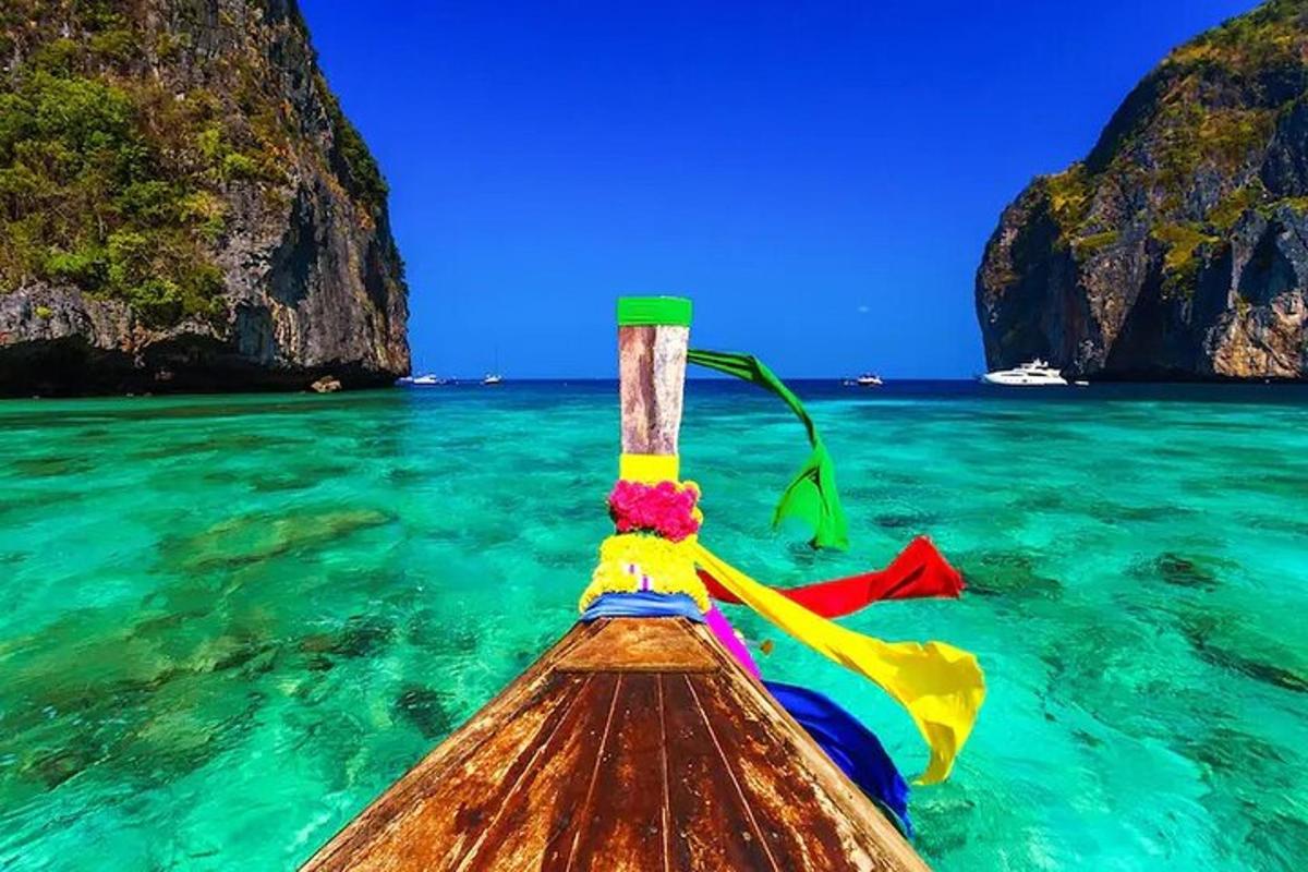 um barco na água com uma bandeira