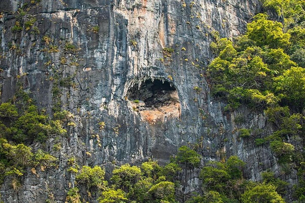 una grotta nel fianco di una montagna rocciosa