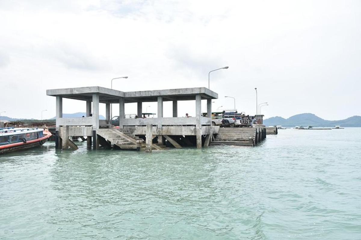 ボートが停泊している水上の桟橋