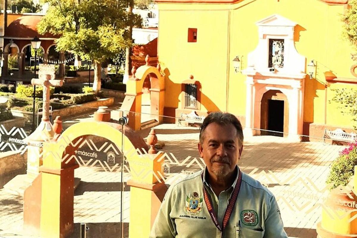 ένας άντρας στέκεται μπροστά σε ένα κτίριο