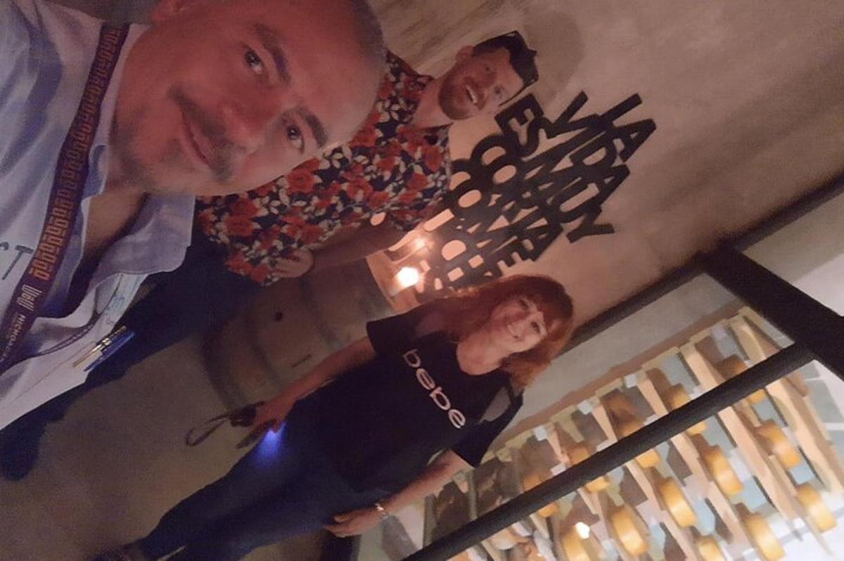 moški in ženska stojita pred oknom