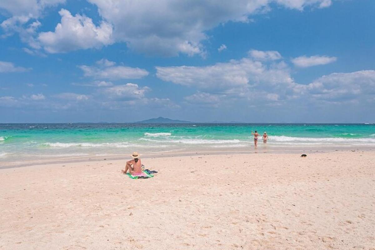una donna seduta sulla spiaggia