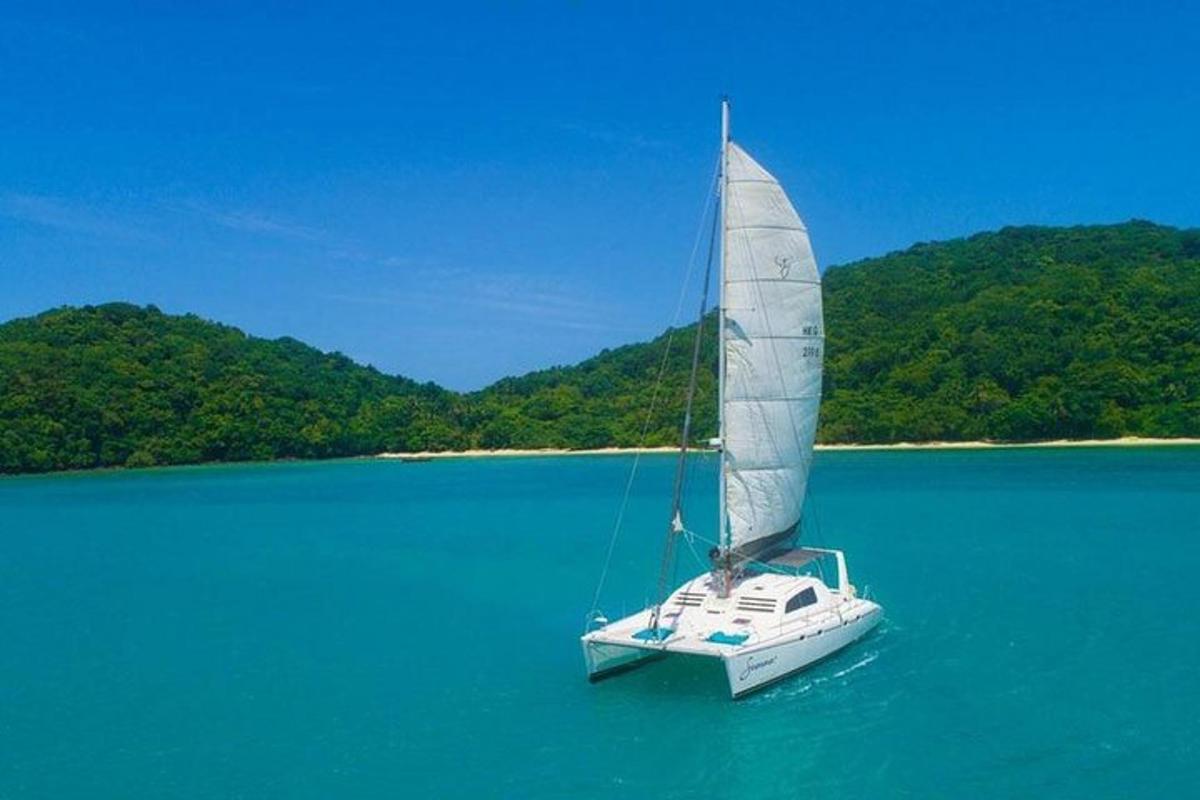 perahu dengan layar di tengah air