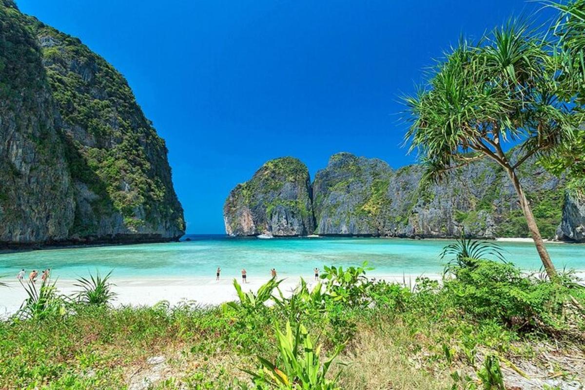Fólk á strönd í Coron Palawan, Coron Palawan, Filippseyjar