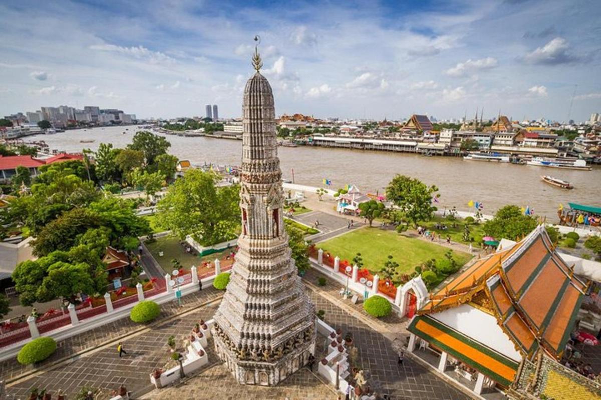 una torre alta en una ciudad al lado de un río