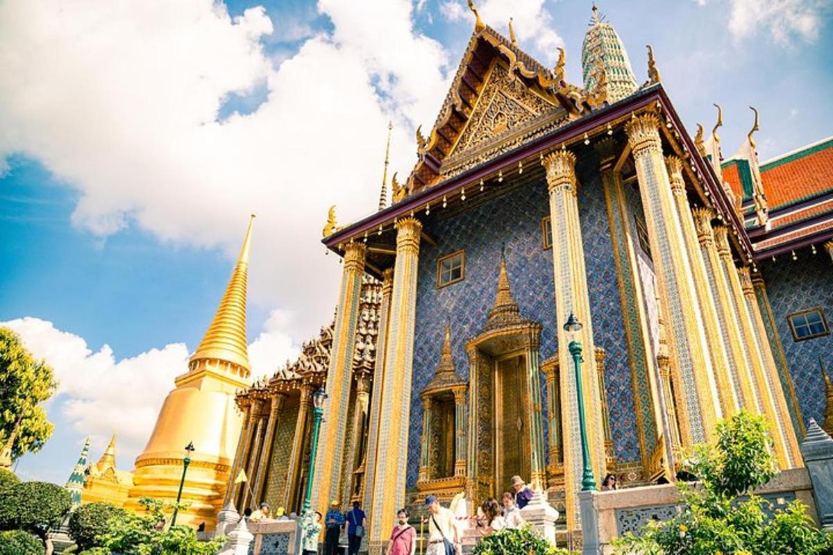 ein Gebäude mit einer Pagode und ein Gebäude mit einem goldenen Turm