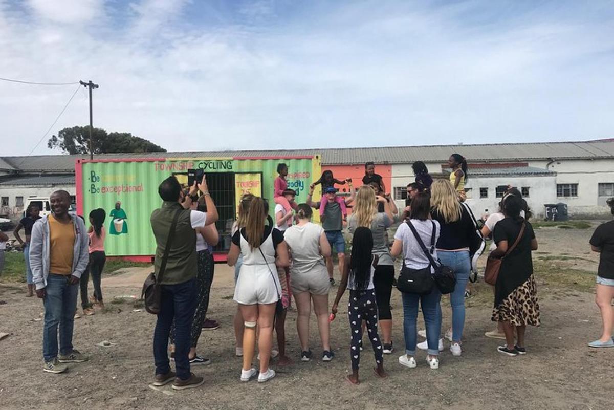 un gruppo di persone in piedi davanti a un rimorchio