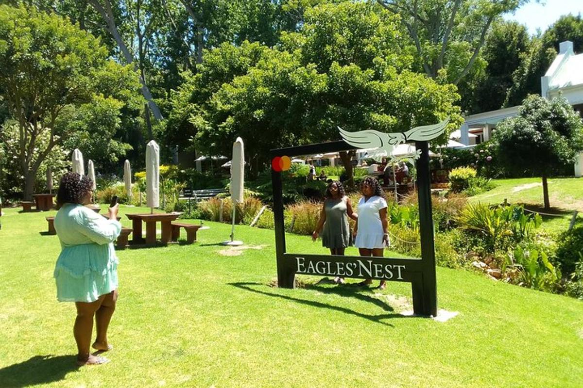 una donna che scatta una foto di un cartello in un parco