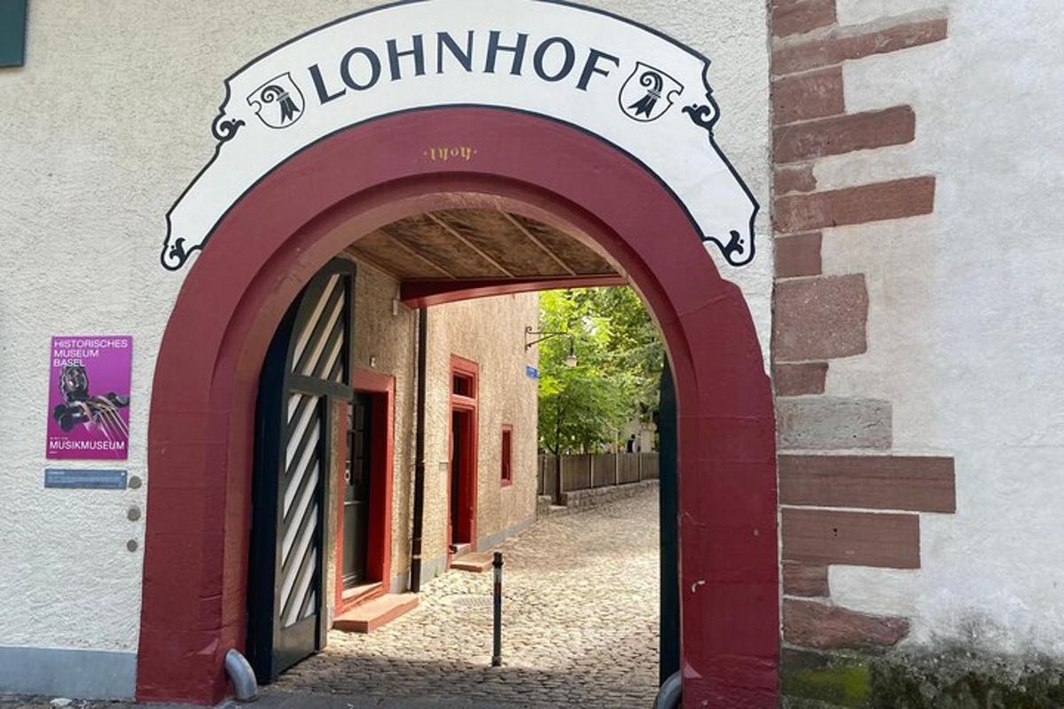 ein Eingang zu einem Gebäude mit einem roten Torbogen